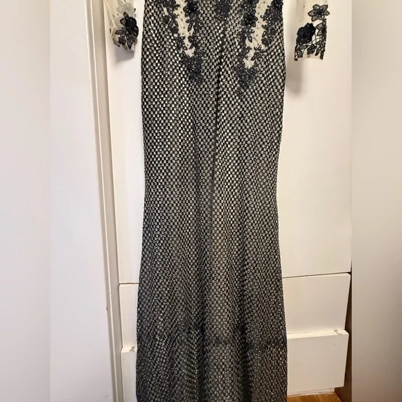 Elegant Black and Cream Floral Dress - Picture 9 of 9